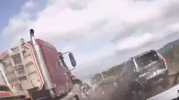 Accident teribil surprins de o cameră de bord. Un camion a izbit zece mașini, iar o femeie a fost salvată în mod miraculos (VIDEO)