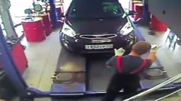 Momente dramatice într-un service auto! O șoferiță intră cu mașina chiar în mecanicul care urma să o ajute la repararea vehiculului (VIDEO)