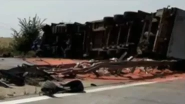 Un tir s-a răsturnat peste o mașină pe Autostrada Soarelui. Operațiunea de salvare, îngreunată pentru că șoferii grăbiți au blocat inclusiv banda de urgență (VIDEO)