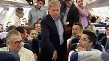 Premierul Dacian Cioloş a călătorie spre Munchen cu o cursă de linie, la clasa Economic. A refuzat o stewardesă care i-a propus să stea la clasa Business (FOTO)
