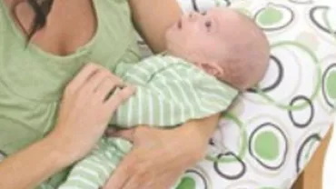 Bărbatul care a devenit mamă: Imaginile cu Evan Hempel care își alăptează bebelușul au făcut înconjurul lumii