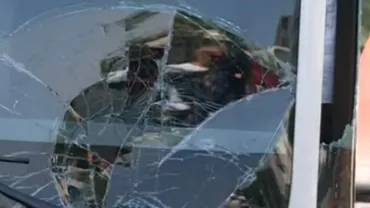 Accident în Capitală: 10 persoane dintr-un autobuz RATB au fost rănite în urma coliziunii cu un autoturism (VIDEO)