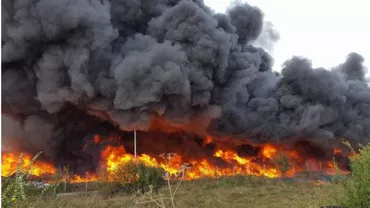 Incendiu de amploare la un depozit de mase plastice din Prahova: Flăcările s-au extins pe o suprafaţă de 3.000 de metri pătrați (FOTO, VIDEO)