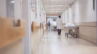 Un medic i-a dat o lecție unui politician plictisit să mai stea la rând: „Mă, nenorociților, să nu vă prind că vreti să intraţi în faţă!”