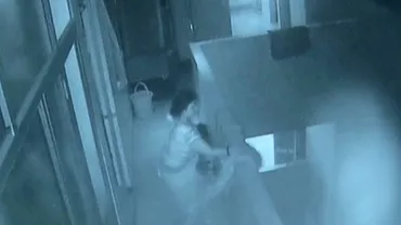 “O voce din capul meu mi-a spus să fac asta”. Momentul halucinant în care o femeie își aruncă nepotul de la etajul al treilea (VIDEO)