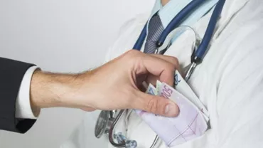 Un chirurg militar acuzat de luare de mită „lucra“ după „Manualul de luat şpagă“