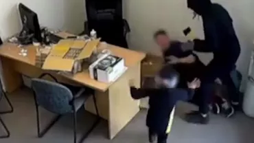 IMAGINI ȘOCANTE. O fetiță de 6 ani a încercat să apere un bărbat de un atacator înarmat cu un topor (VIDEO)