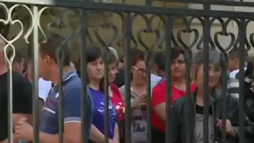 Protest la Compania Naţională a Uraniului. Sute de oameni sunt nemulțumiți pentru că nu şi-au mai primit salariile de mai bine de o lună (VIDEO)