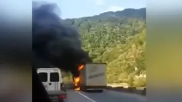 Un TIR a luat foc pe DN2, în județul Buzău: Nu există victime (VIDEO)