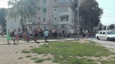 O polițistă, trasă de păr de mai multe țigănci! Mascații au intervenit în forță (FOTO)