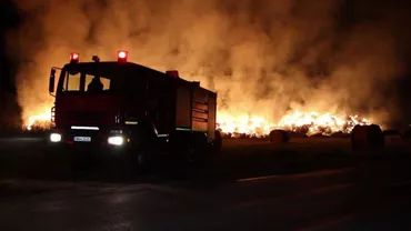 Incendiu de proporții în Buzău! Flăcări de 10 metri au mistuit tone de furaje (FOTO)