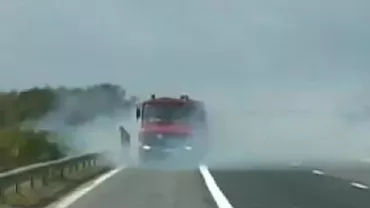 Incendiu de vegetație pe autostrada A1: Traficul a fost blocat din cauza fumului dens (VIDEO)