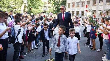 „Klaus Iohannis a condus lucrurile la instalarea unei guvernări mediocre, indecise și plină de gafe”. Șeful statului, criticat după transformarea începutului de an școlar într-unul politic
