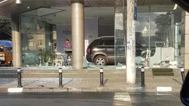 Cu mașina în cofetărie: Un bucureștean a intrat cu autovehiculul direct în clădire (FOTO)