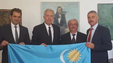 Hans Klemm, ambasadorul Statelor Unite la București, s-a fotografiat alături de steagul secuiesc cu ocazia vizitei sale în Harghita și Covasna (FOTO)