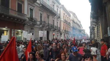 Proteste violente în Napoli! Sute de manifestanți au împânzit străzile orașului, în contextul vizitei premierului italian Matteo Renzi (VIDEO)