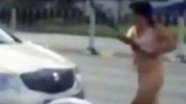 Haos în traficul aglomerat din Beijing! O femeie a fost arestată pentru că mergea dezbrăcată printre mașini (VIDEO)