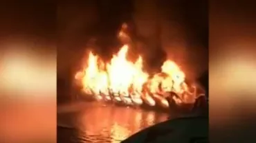 Incendiu de proporții la un complex de agrement din Petroșani. 50 de pompieri au intervenit pentru a stinge flăcările (VIDEO)