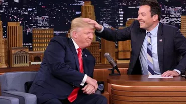 Poartă sau nu Donald Trump perucă? Republicanul l-a lăsat pe Jimmy Fallon să îi strice freza, în direct, la TV (VIDEO)