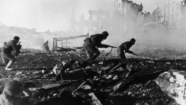 Rămășițele multor soldați români dispăruți în al Doilea Război Mondial au fost găsite într-o groapă comună din Rusia. Ministrul de Externe Comănescu, diplomat în România comunistă, n-a catadicsit să ne anunțe