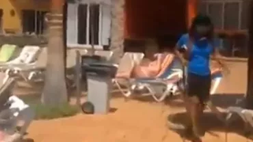 Panică printre turiștii unui hotel după ce o angajată înarmată cu o pușcă a început să se plimbe printre ei (VIDEO)