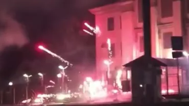 Ambasada Rusiei din Kiev a fost atacată cu fumigene şi petarde (VIDEO)