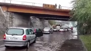 Străzi blocate în Slatina din cauza unei ploi torențiale. Poliţiştii şi pompierii au făcut cu greu faţă situaţiei (VIDEO)