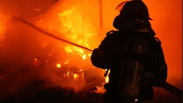 Incendiu şi explozii la Arad: Mai multe butelii care se aflau într-un centru de dezmembrări auto au sărit în aer