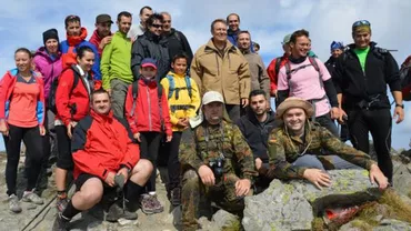 Klaus Iohannis fotografiat pe munte alături de turiști: „Era în formă, era jovial. Era în elementul său acolo”