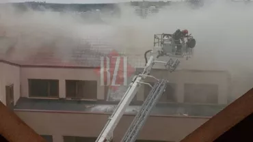 Incendiu de proporții la un cămin studențesc din Iași: Nicio persoană nu a fost rănită, dar fumul înecăcios a cuprins zona din jurul clădirii (VIDEO)