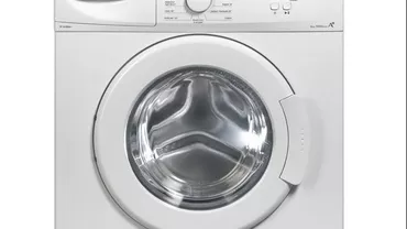 A apărut TOPLESS, pe internet, fără să vrea: A pozat mașina de spălat, iar în reflexie se vede mai mult decât și-ar fi dorit (FOTO)