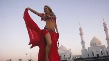 Noi controverse în Rusia după ce o tătăroaică s-a filmat dansând în fața unei moschei (VIDEO)