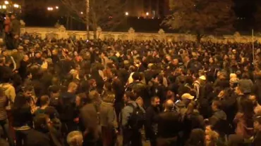 Votul pentru Gabriel Oprea a scos mii de oamenii în stradă: "73 de indolenţi apără un impostor" sau ”Mă doare în coate pe bancheta din spate”, printre mesajele afișate de protestatarii din fața Parlamentului (FOTO, VIDEO)