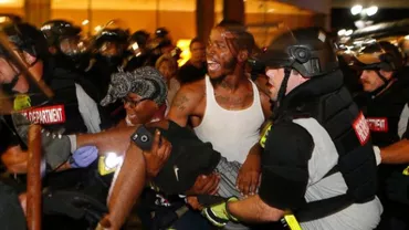 SUA: Autoritățile au anunțat interdicția de circulație în orașul Charlotte. Starea de urgență continuă din cauza protestelor