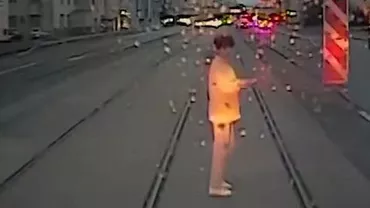 O femeie din Moscova, ucisă de tramvai în timp ce butona telefonul mobil (VIDEO)
