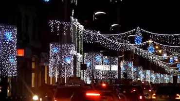 Craiova se pregătește pentru sărbătorile de iarnă: Au împodobit deja bradul de Crăciun (FOTO)