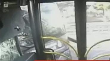 Accident grav în Istanbul: Șoferul unui autobuz a fost atacat cu o umbrelă de un călător (VIDEO)
