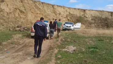 Gest ȘOCANT al primarului unei comune din Botoșani: A vrut să dea cu camionul peste un bărbat, apoi i-a făcut mașina praf (FOTO)