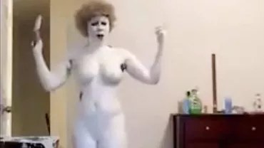 O femeie afro americană și-a vopsit corpul, pentru a nu fi ucisă de poliție: „Dacă vrei să supraviețuiești, trebuie să fii alb” (VIDEO)