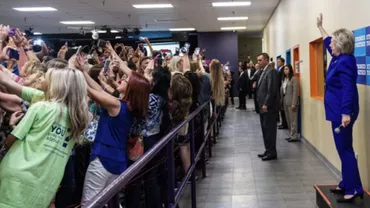 Dovada că trăim în epoca "selfie": Toată sala s-a întors cu spatele la Hillary Clinton pentru a face poze (FOTO)