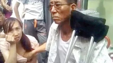 Un bărbat din China are puteri supraomenești: Îți vede viitorul cu mâna în decolteu