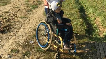Impresionant! Un copil în scaun cu rotile parcurge zilnic peste 3 kilometri pentru a ajunge la școală: "Eu vreau să învăţ carte şi să ajung un om mare" (FOTO)