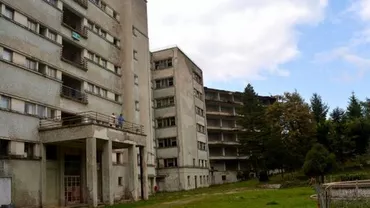 Imaginea Sănătății din România: Pacienții tratați într-o clădire cu jumătate de acoperiș smuls de vânt, balcoane care stau gata să cadă și ziduri pline de igrasie și mucegai (FOTO)