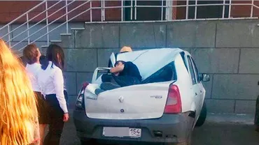 Salvat de un LOGAN! Un tânăr a supravieţuit după ce a căzut 70 de metri în gol (FOTO)