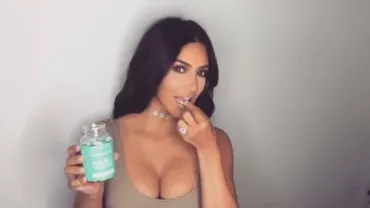 Rețelele de socializare, bată-le vina! Hoții care au jefuit-o pe Kim Kardashian i-ar fi văzut bijuteriile în fotografiile publicate pe internet (FOTO)