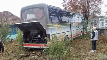 Accident cumplit în Vaslui:  Un autocar cu pelerini intrat într-un cap de pod şi apoi într-o gospodărie. Şoferul a suferit un accident vascular cerebral (VIDEO)
