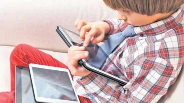 Optician: Cel mai greșit lucru pe care poţi să-l faci ca părinte este să laşi copilul să stea cât mai mult pe tabletă şi pe telefon