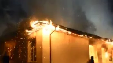 Intervenție dramatică în județul Argeș: Doi copii și bunica lor au fost salvați de pompieri dintr-o casă cuprinsă de flăcări (VIDEO)
