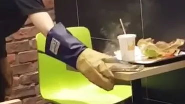 Un telefon Galaxy Note 7 fumegând, îndepărtat de pe masa unui fast-food cu mânuși pentru cuptor. Samsung a anunțat suspendarea producției (VIDEO)