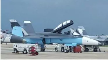 Armata americană a fost fotografiată în timp ce revopsea avioane de luptă astfel încât să arate ca cele rusești (FOTO)